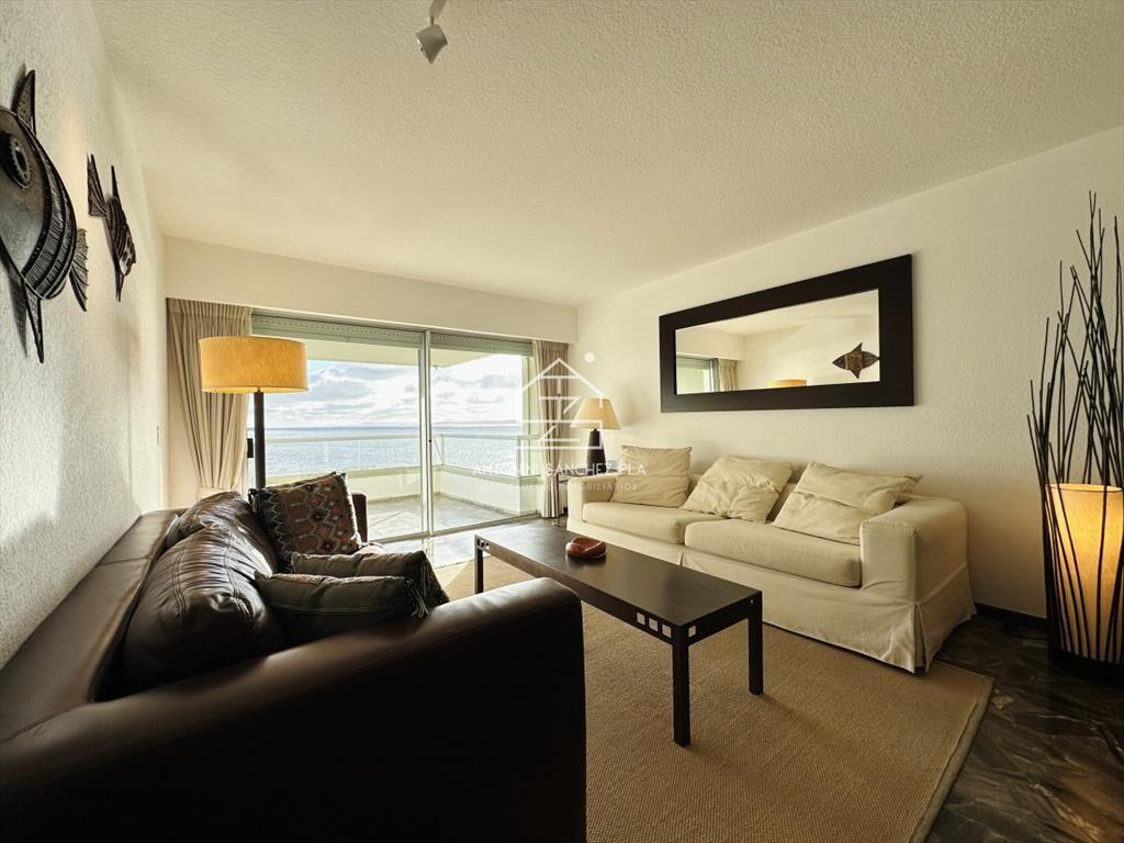 Apartamento en alquiler de 3 dormitorios frente al mar  en