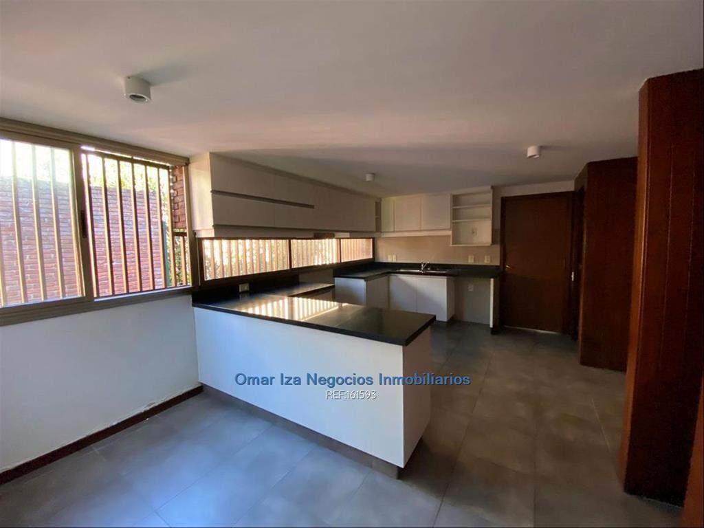 Venta gran casa en Carrasco 4 dormitorios fondo con piscina