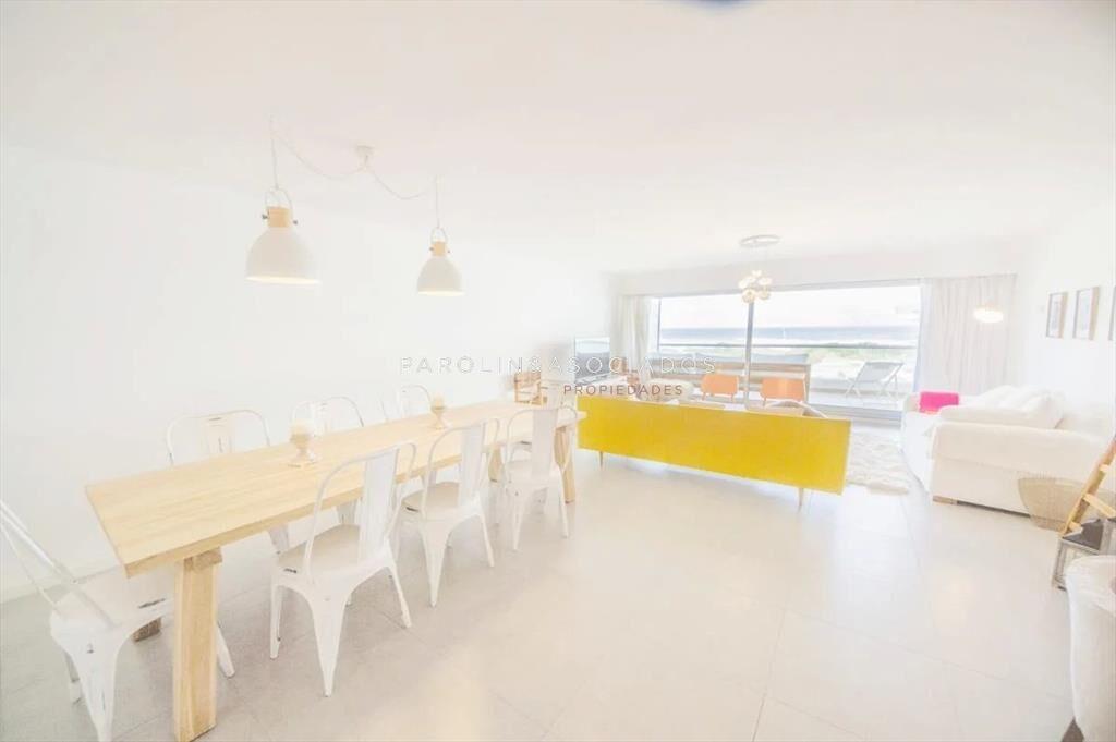 Apartamento de 3 dormitorios en venta en complejo
