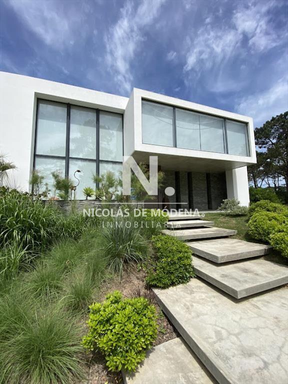 Vende casa en Pinar del Faro de 3 dormitorios.