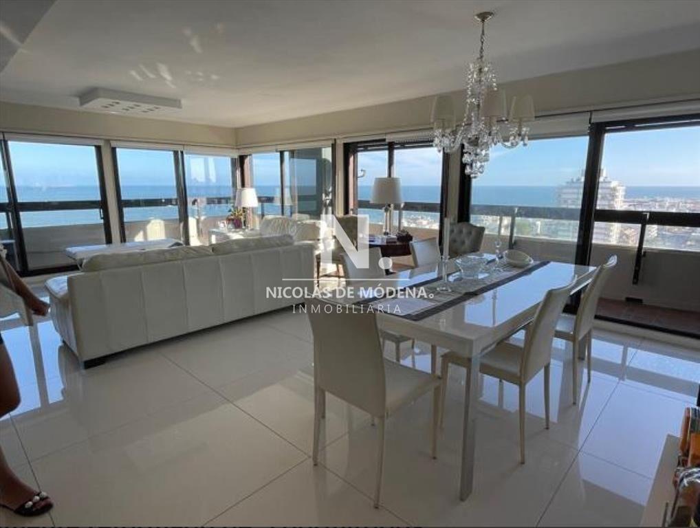 Vende apartamento en Península - Punta del Este de 5 dormi