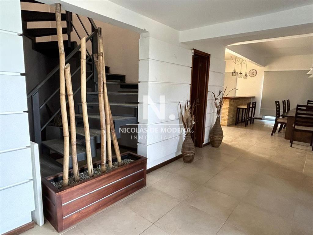 Vende casa tipo cabaña de 3 dormitorios en el