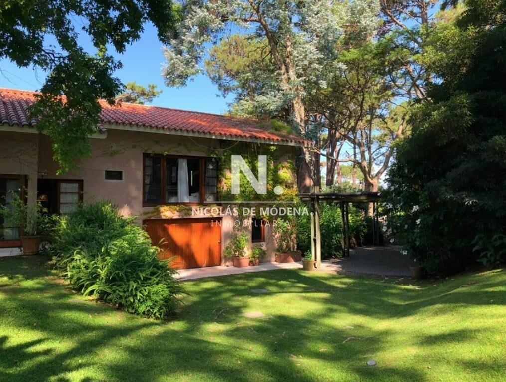 Chalet de 3 suites + dependencia en venta, Zona