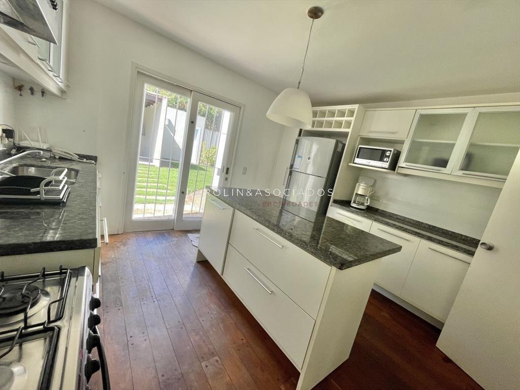 Hermosa casa en venta de 4 dormitorios en barrio