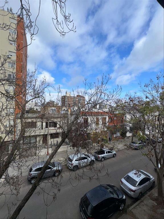 CASA EN ALQUILER POCITOS, REQUIERE REPARACIONES