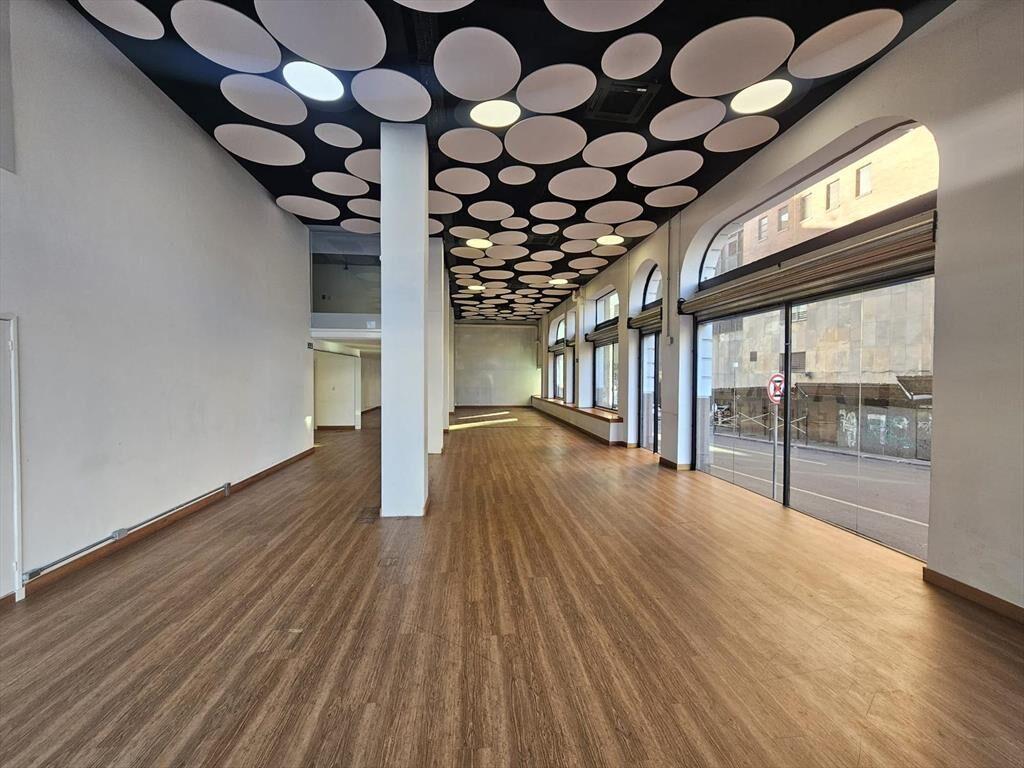 Plaza Independencia , gran esquina, 400 m2 , 15 mts de fren