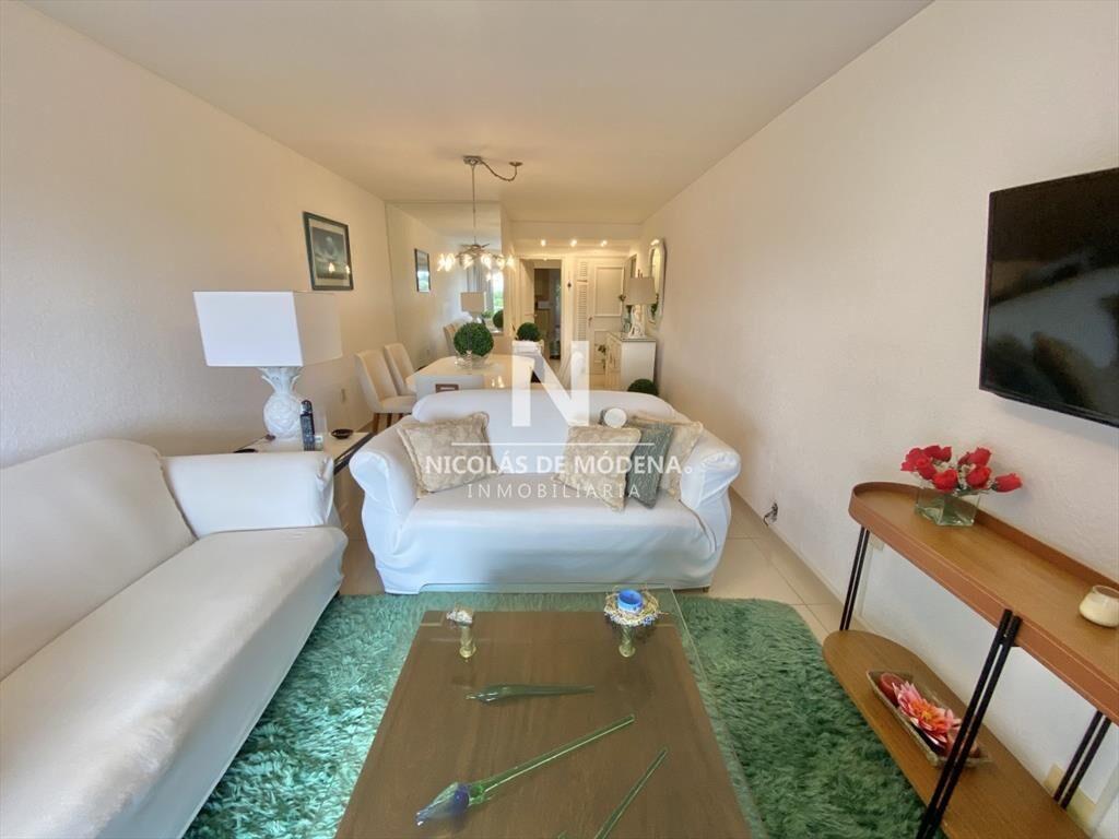 Vende impecable apartamento de 3 dormitorios, en