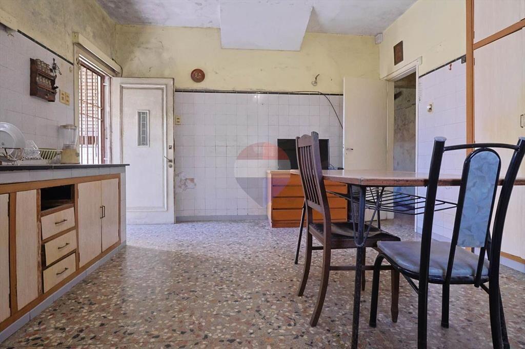 VENTA CASA 4 DORMITORIOS y GRAN TERRENO -COLÓN