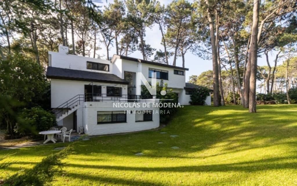 OPORTUNIDAD. VENDE CASA CON GRAN METRAJE EN SAN