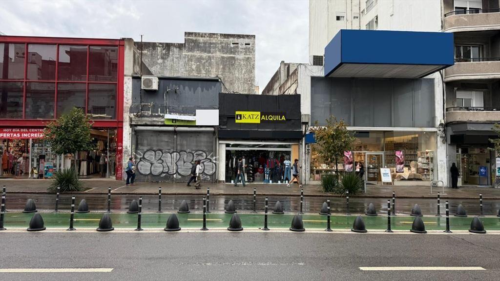 18 de julio esq Roxlo 200 m2, salón + deposito