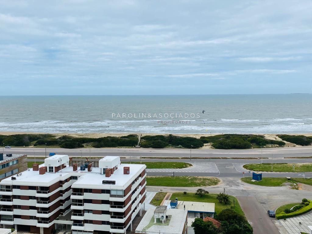 Apartamento en venta en piso alto Icon Brava del