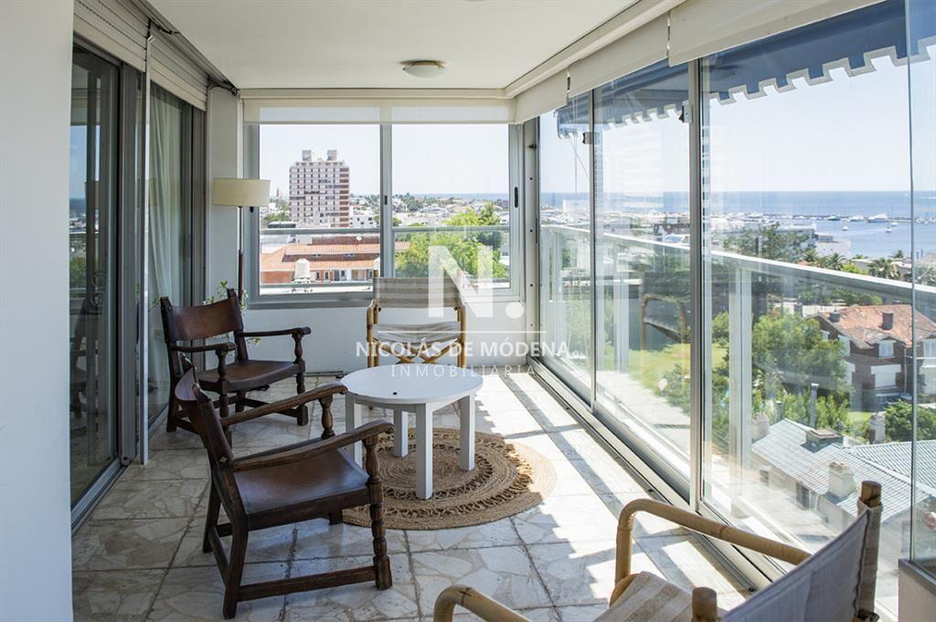 Vende apartamento con balcon y 3 dormitorios en