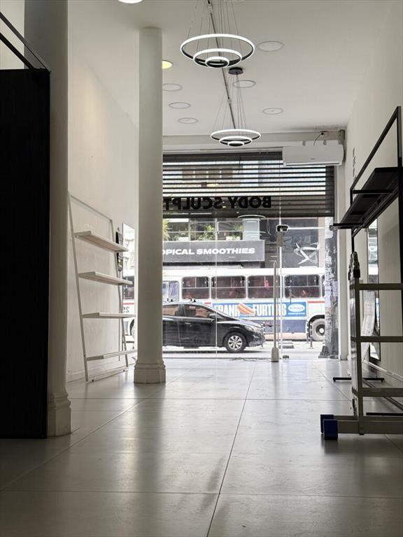 ALQUILER Local comercial sobre 18 de Julio esquina Vázquez.