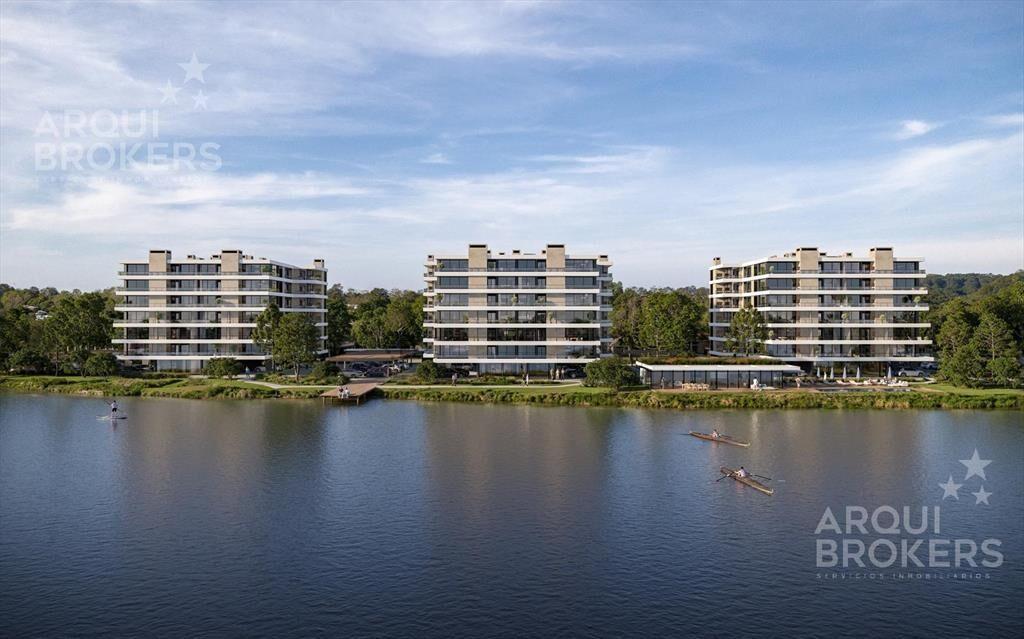 Apartamento de tres dormitorios en venta en Carrasco Este -