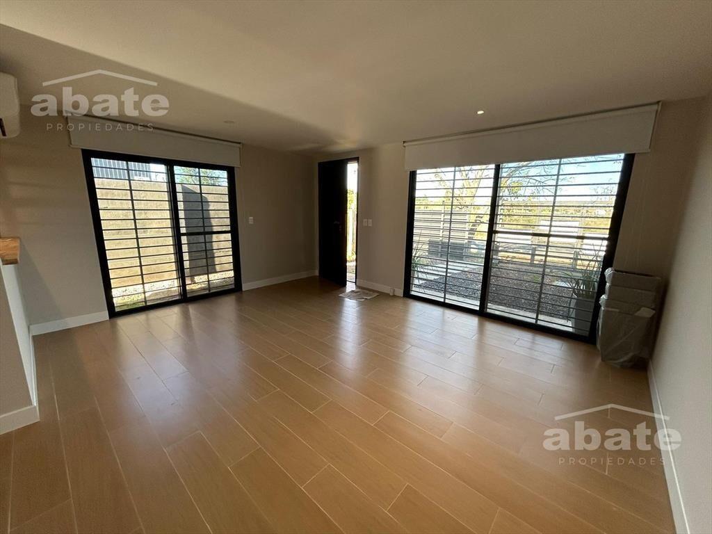 Venta casa de tres dormitorios y dos baños muy próxima al C