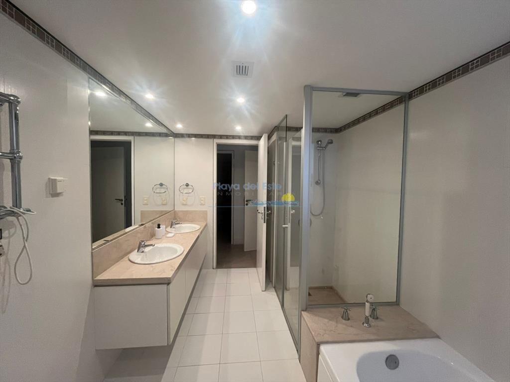 Apartamento en Alquiler de 3 Dormitorios en Punta