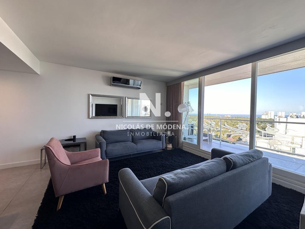 Vende apartamento unificado en Torre Yoo, Punta