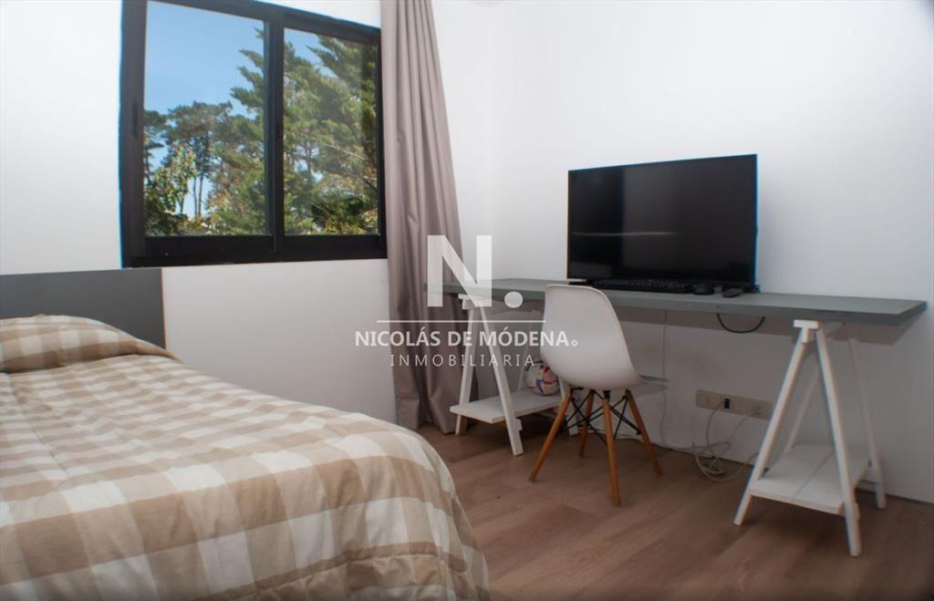 CASA EN VENTA 4 DORMITORIOS EN JARDINES DE