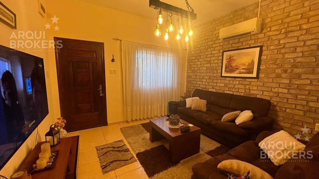 Casa de dos dormitorios en  venta en Jardines del Hipódromo