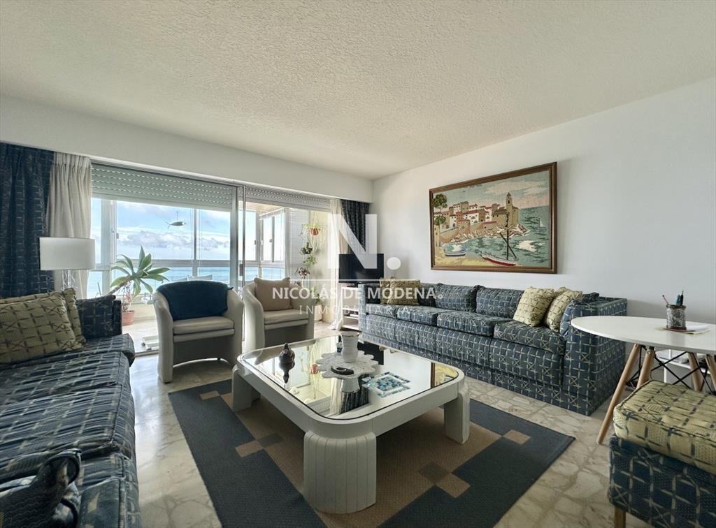 Apartamento de tres dormitorios en venta en Playa