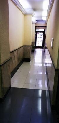 Venta de oficina contrafrente en edificio sobre Avenida ...