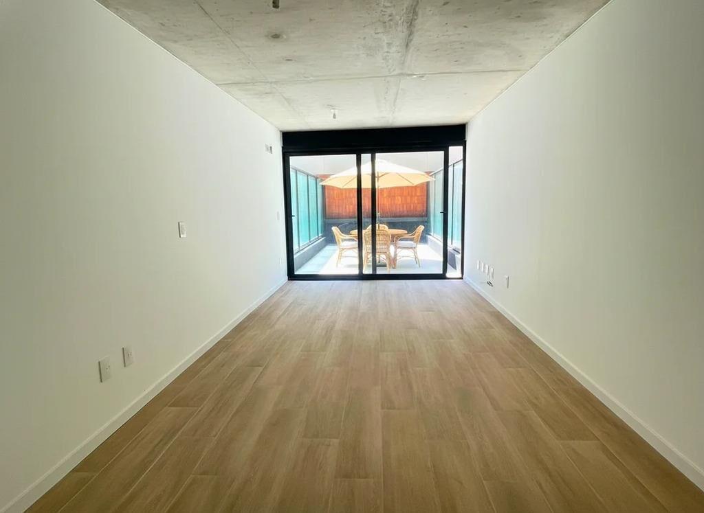 Venta de apartamento dúplex de 1 dormitorio con cochera en A