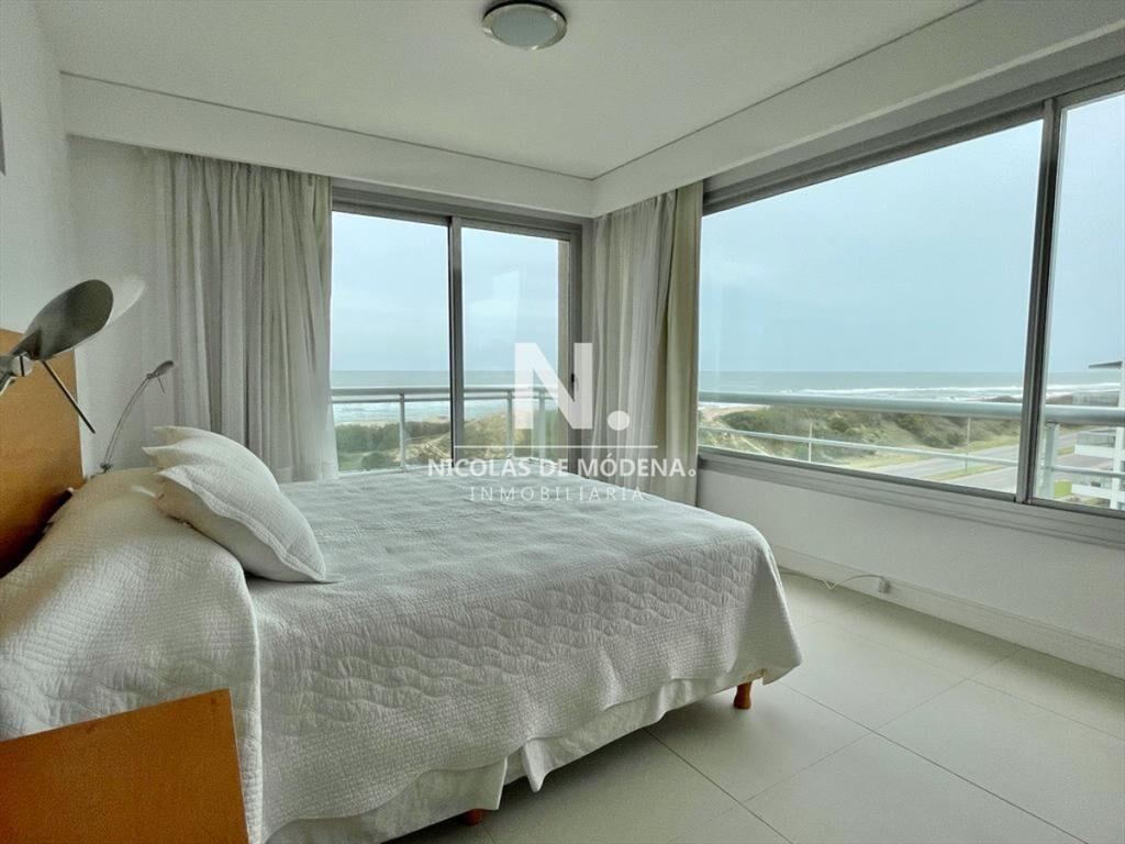 Apartamento 3 suites y dependencia en playa brava