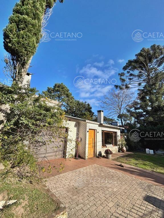 CASA DE 4 DORMITORIOS EN CANTEGRIL
