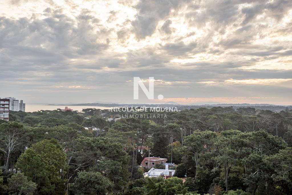 Vende apartamento de 3 dormitorios en Roosevelt