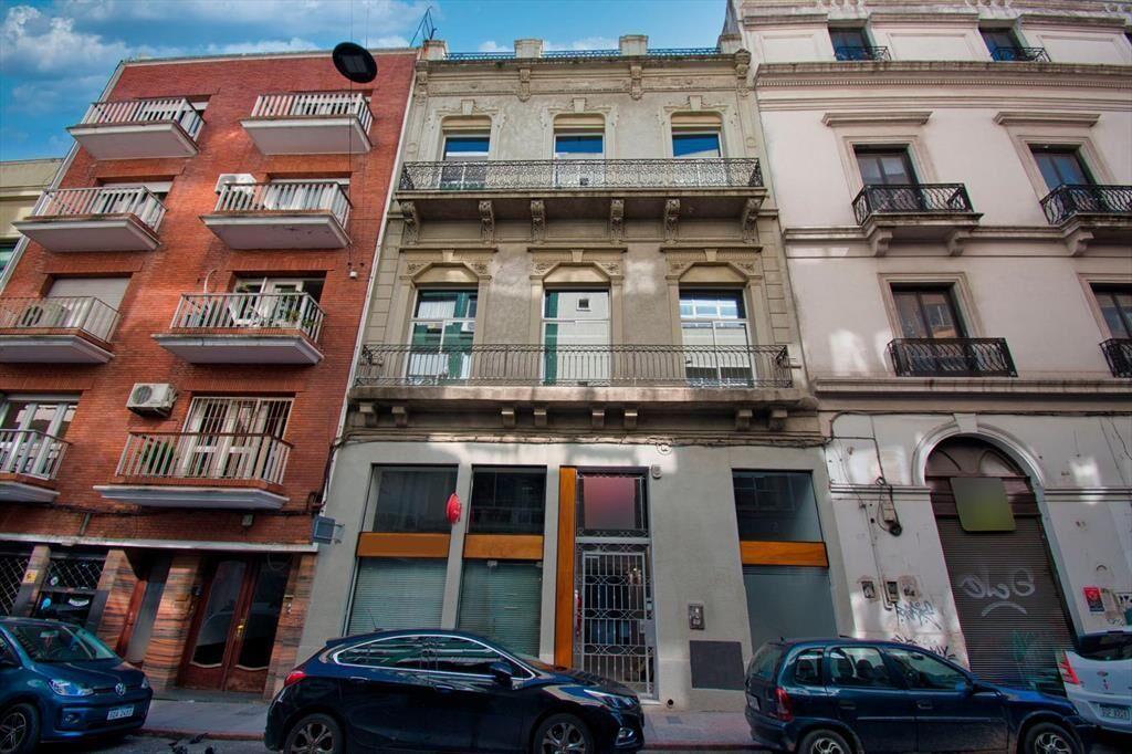Edificio en venta, 12 apartamentos + local comercial, 1449