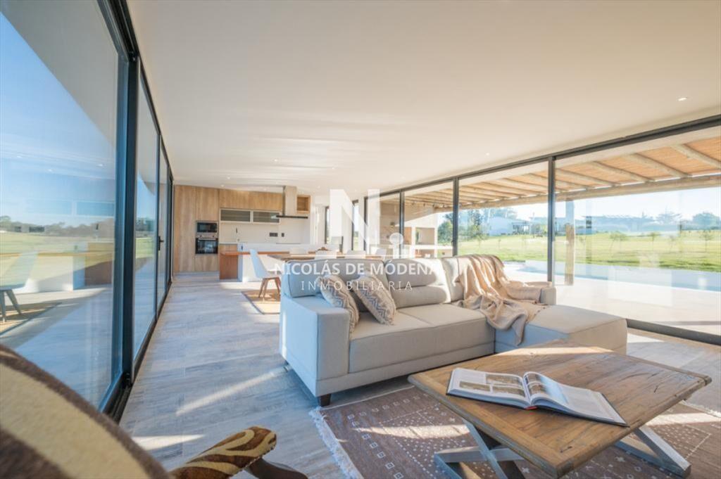 Casa de lujo que ofrece comodidad y amplitud en y