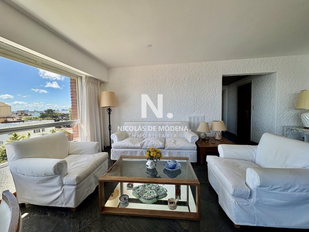 En venta apartamento de 4 dormitorios con vista