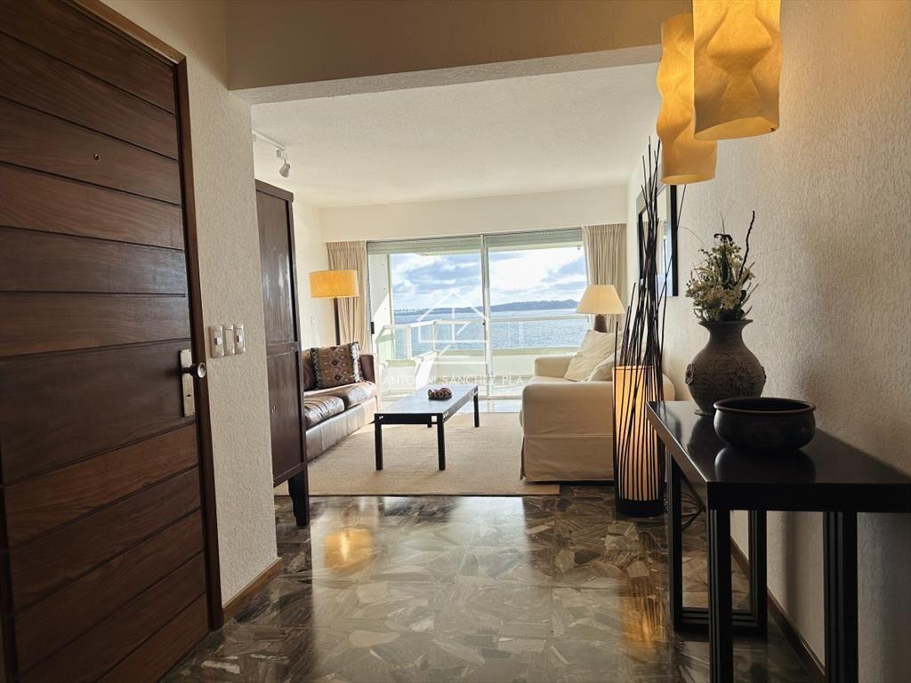 Apartamento en alquiler de 3 dormitorios frente al mar  en