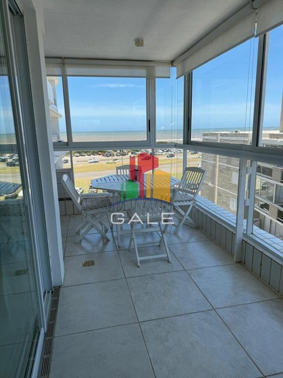 Apartamento en venta de 3 dormitorios y servicio