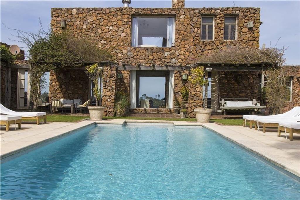 Casa en Manantiales alquiler 8 suites piscina