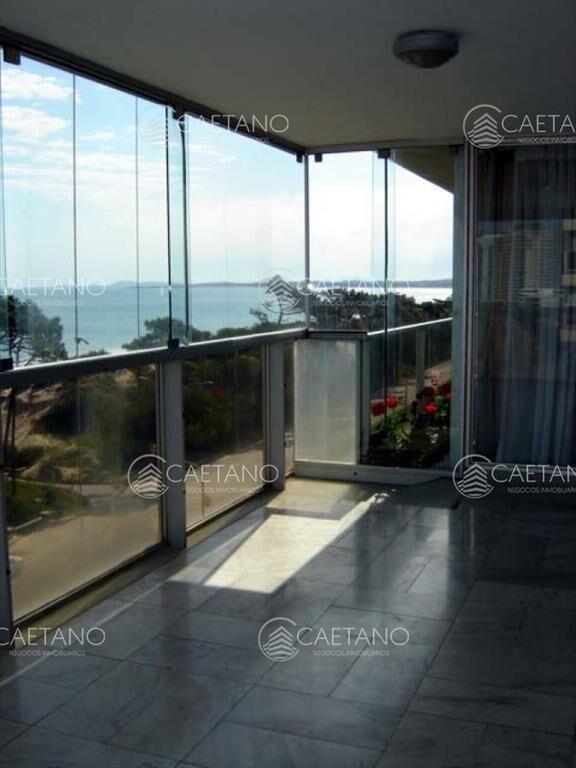 Venta apartamento 3 dormitorios más dependencia.