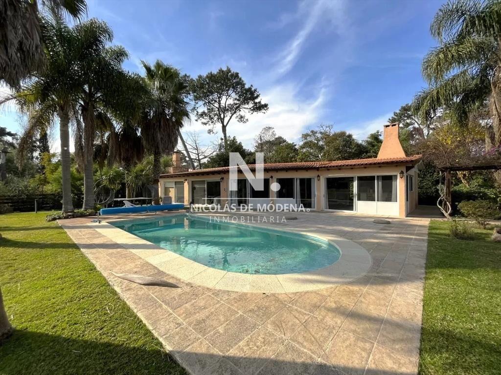 Elegante casa ubicada en  Lugano, Punta del Este