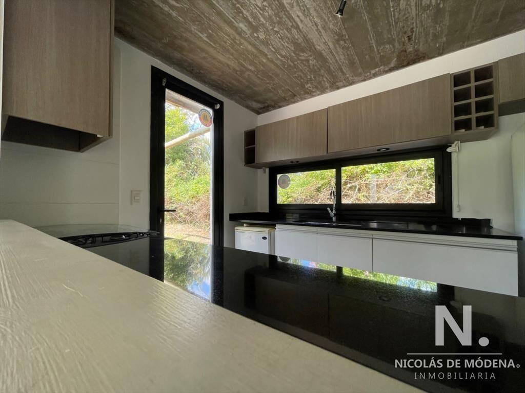 Vende casa, moderna. 3 dormitorios y 3 baños, Barrio Marly