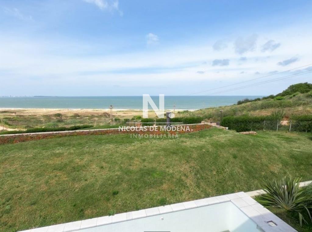 Vende apartamento con vista al mar en Punta de 3