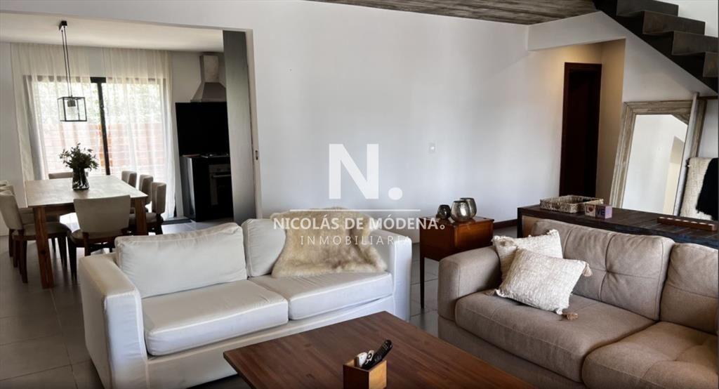 CASA EN VENTA 4 DORMITORIOS EN JARDINES DE
