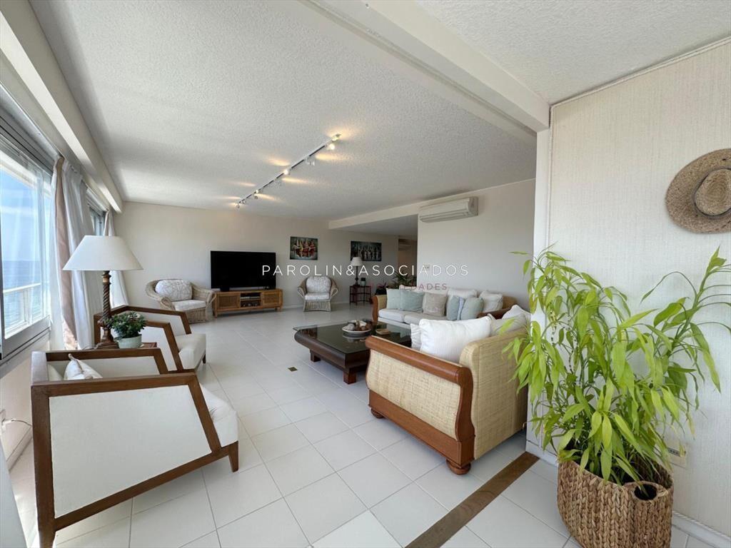 Oportunidad  en venta de 3 dormitorios en Tiburon
