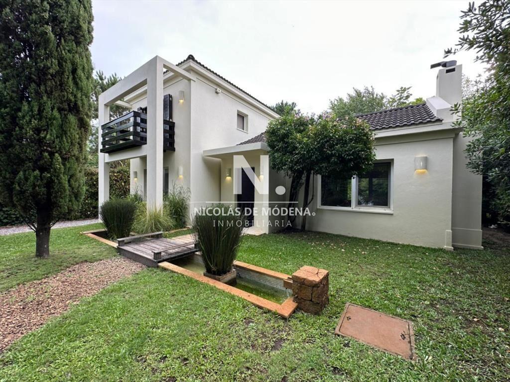 Vende impecable casa de 2 plantas, de 3 en de del