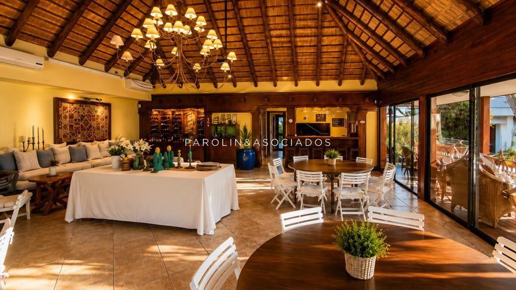 CASA EN VENTA EN MANSA PUNTA DEL ESTE 5 DORMITORIOS