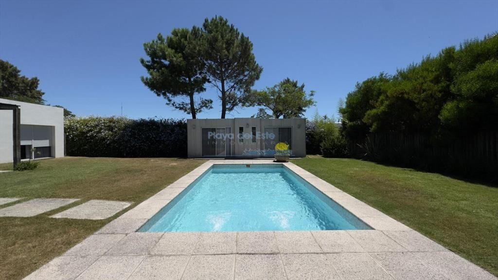 Casa de 4 dormitorios en alquiler anual , Punta ,