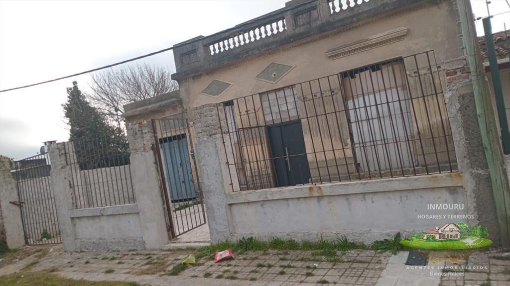 Venta de casa con amplio terreno en piedras blancas