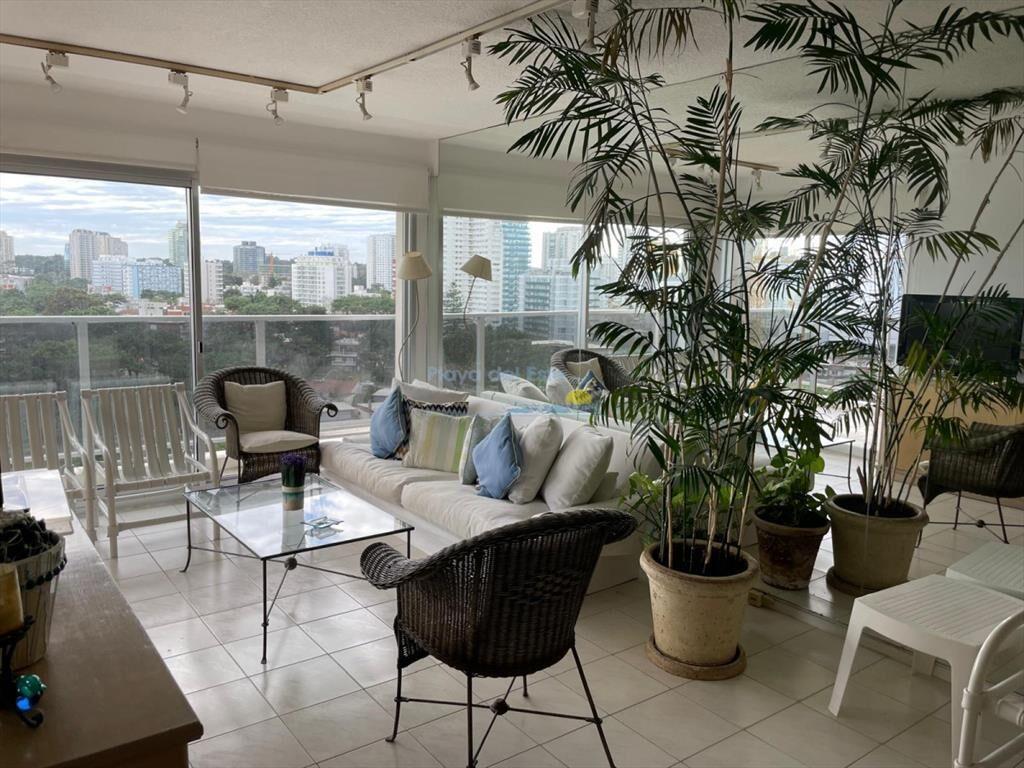 Apartamento de 2 dormitorios en Edificio Long , ,