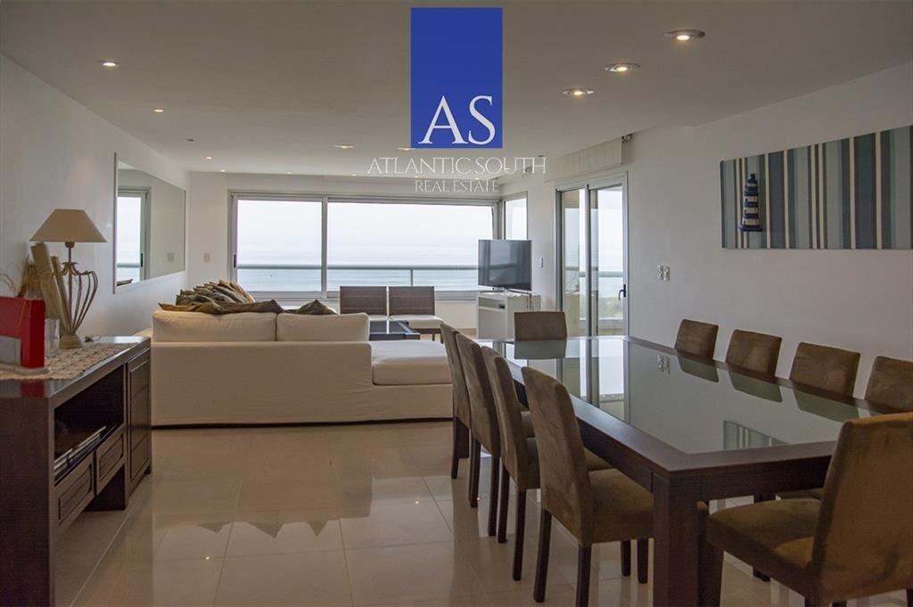Apartamento frente a al mar Playa Brava en venta.