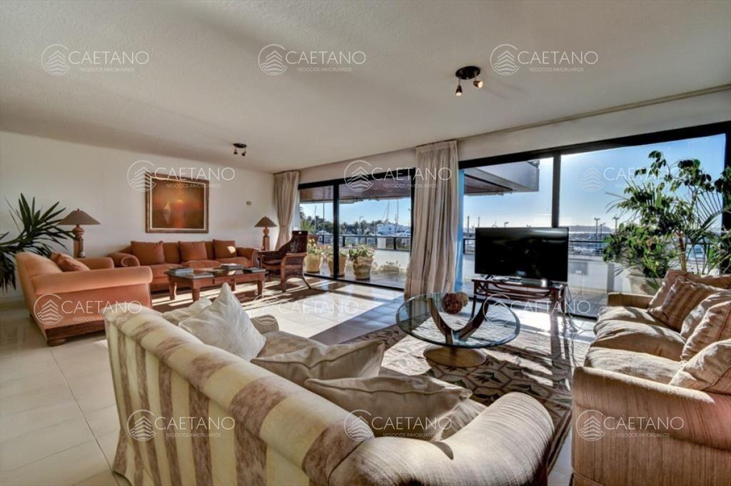 Amplio apartamento frente al puerto de Punta del