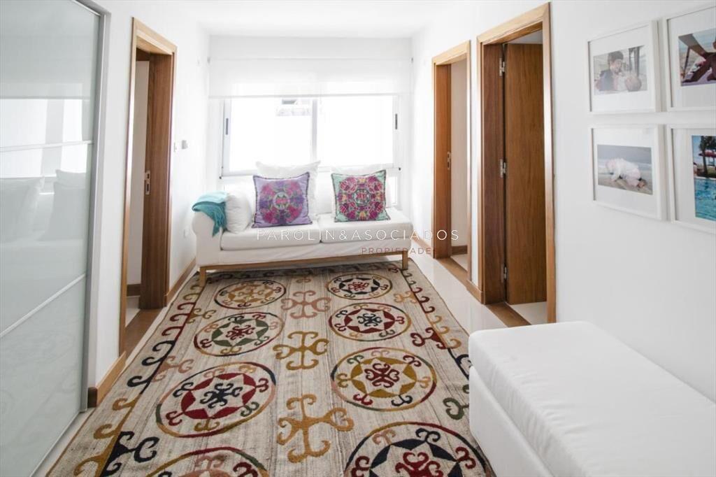 Excelente apartamento en venta en edificio Punta