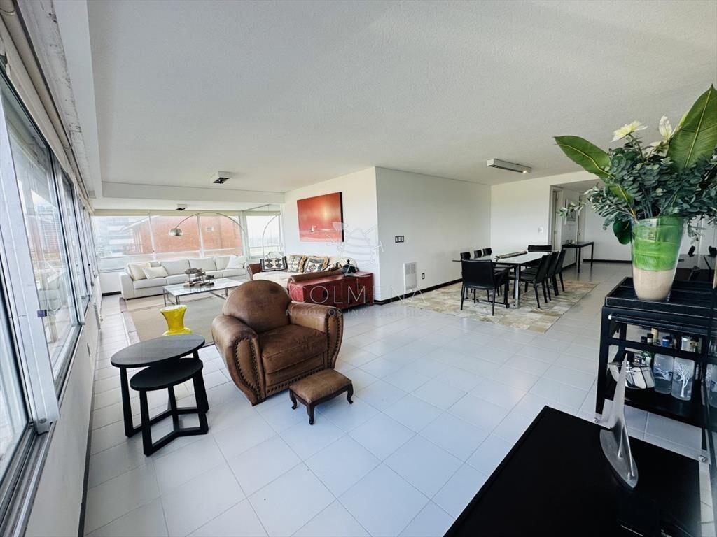 Apartamento de 3 dormitorios y dependencia de en